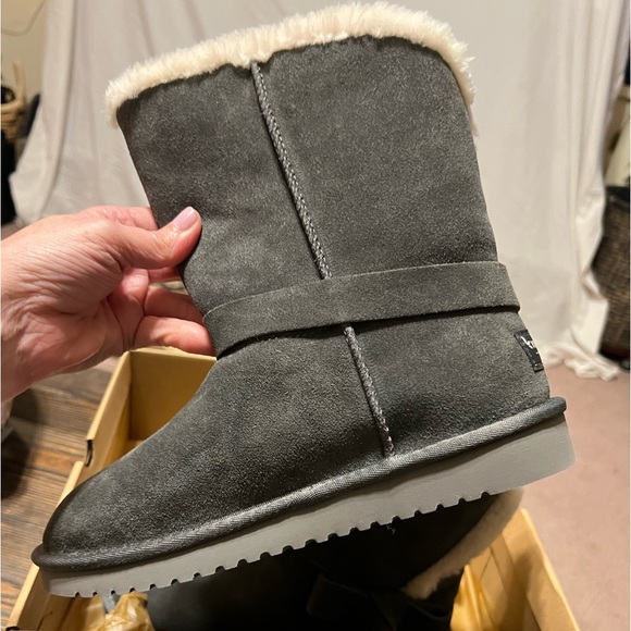 SOLD!!! 8 Koolaburra by UGG Arlena Short Boot Gray Side Bow - Picture 13 of 14
